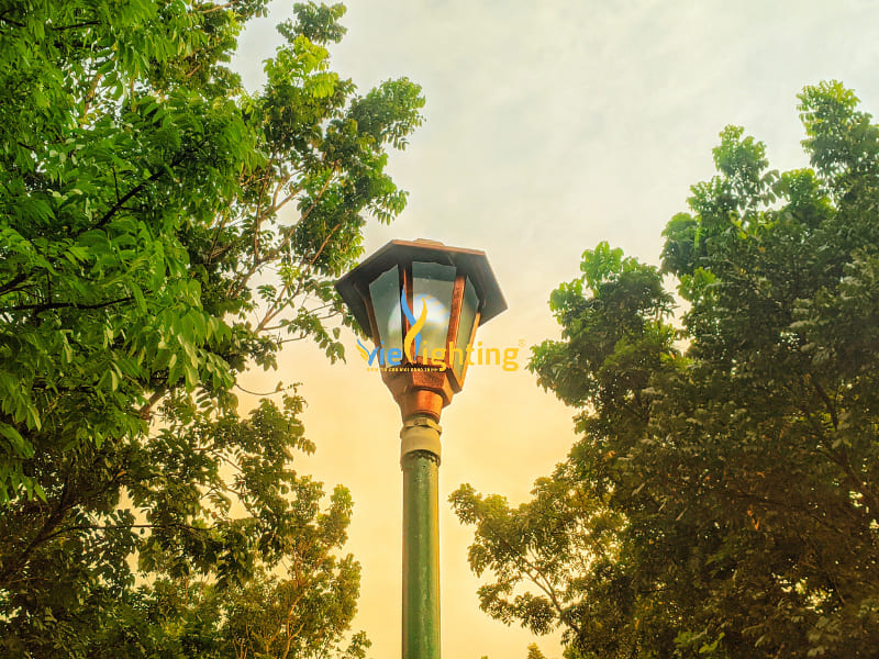 Đèn LED cây sân vườn cổ điển