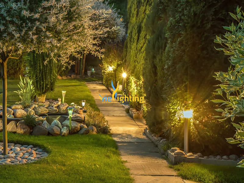 Đèn sân vườn sáng giúp tăng chiều sâu cho không gian