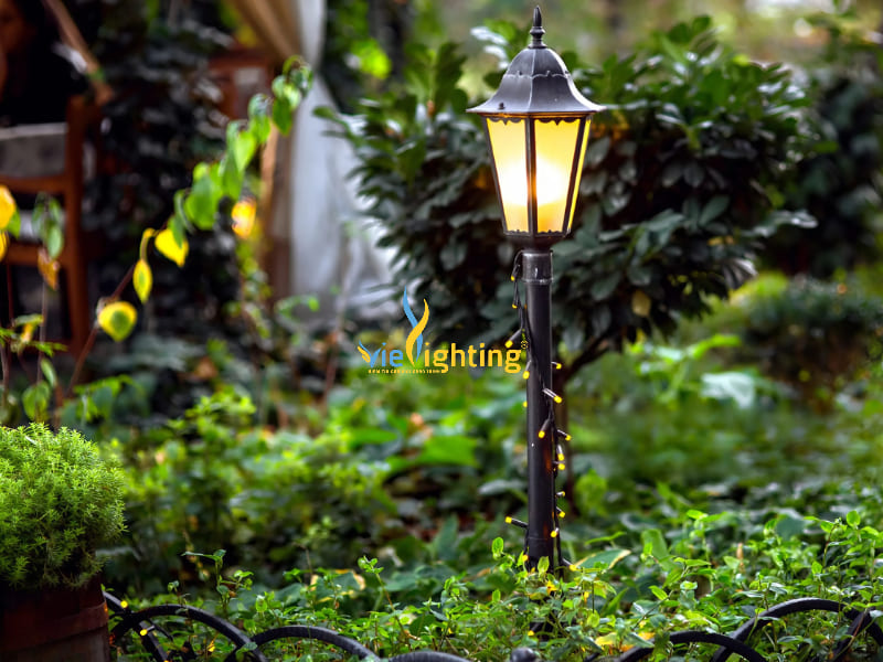 Mẫu đèn LED cổ điển cho sân vườn
