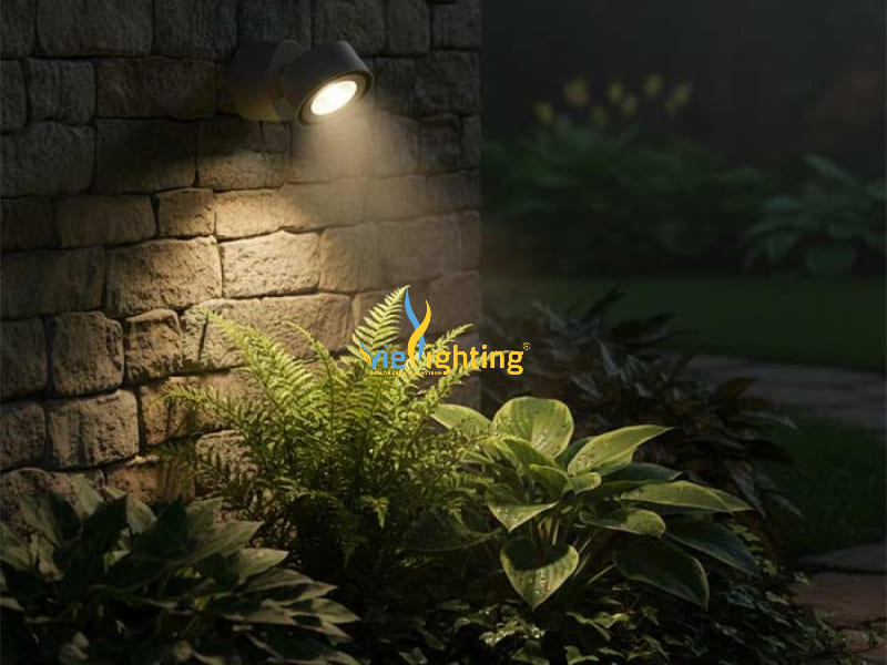Đèn gắn tường rọi cây